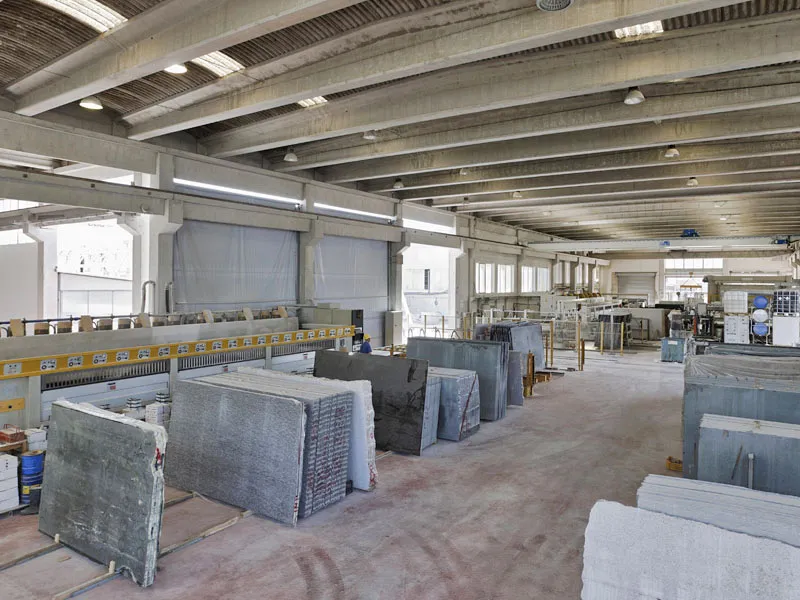 Produktion Naturstein-Arbeitsplatten